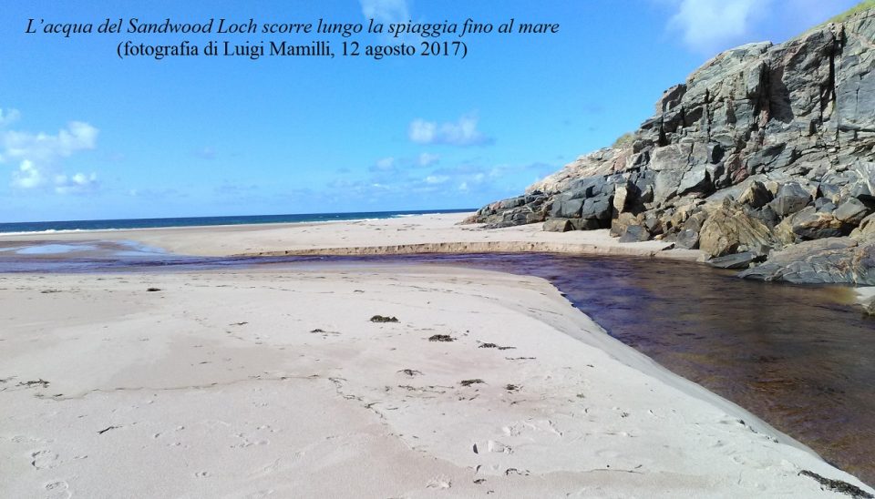 L’acqua del Sandwood Loch scorre lungo la spiaggia fino al mare, 12 agosto 2017
